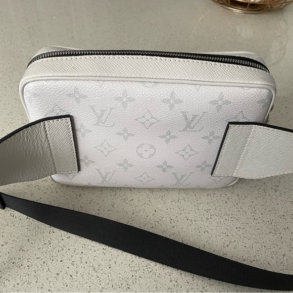 LV Bumbag Taiga White - Picture 3 of 9